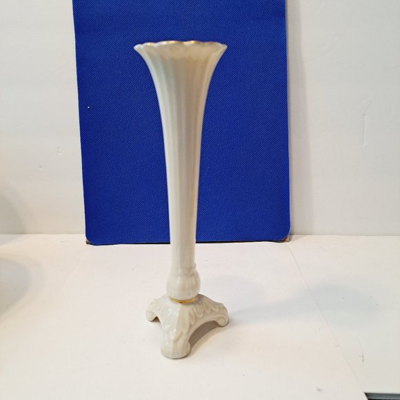 Lenox Ivory w/ Gold Trim 7-1/2" Tall Tri-Footed Scalloped Ceramic Bud Vase USA - Picture 9 of 12